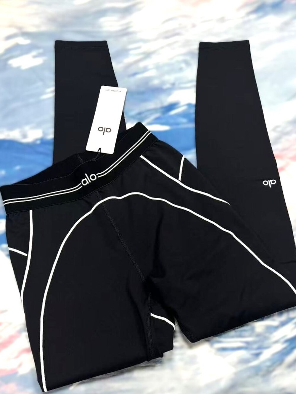 Alo Yoga Airbrush High Waist Heart Detail Leggings (Black/White)Sizes S–M - Picture 4 of 7